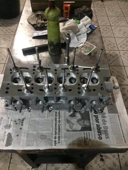 Cabeçote com válvulas em inspeção durante a retífica
